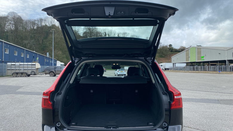 Volvo XC60 2.0 B5P Plus Dark 5dr AWD Geartronic Petrol Estate